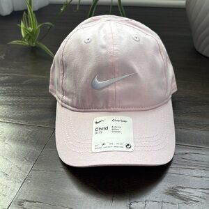 Nike Club Cap Nike Seoosh embroidered logo,velcro back,6 vent panel, summer sun